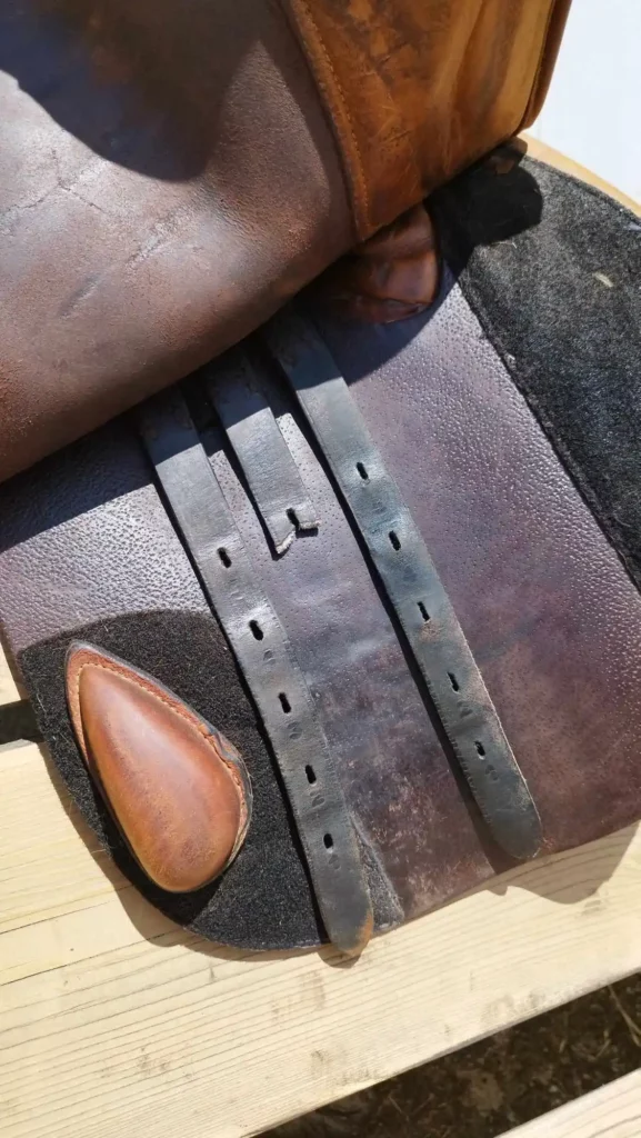 Réparation de contre sanglons d'une selle mixte