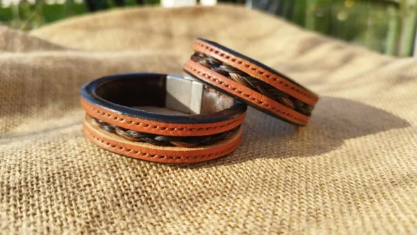 Bracelet en cuir avec insert de crins tressés
