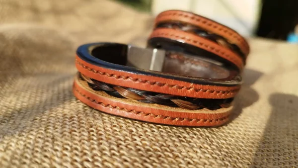 Bracelet en cuir avec insert de crins tressés