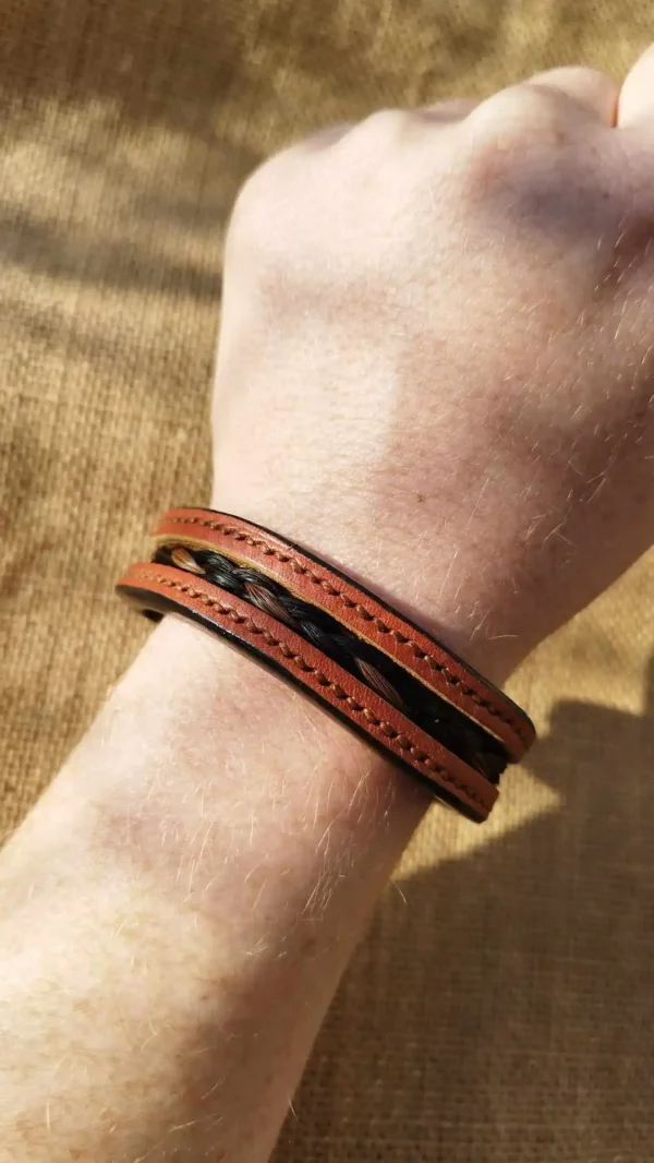 Bracelet en cuir avec insert de crins tressés