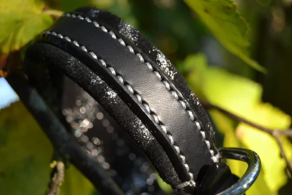 Collier pour chien, en cuir noir, matelassure noire pailletée.