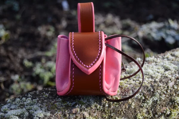 Bourse en cuir rose, lacet marron. Avec un renfort en cuir couleur chocolat.