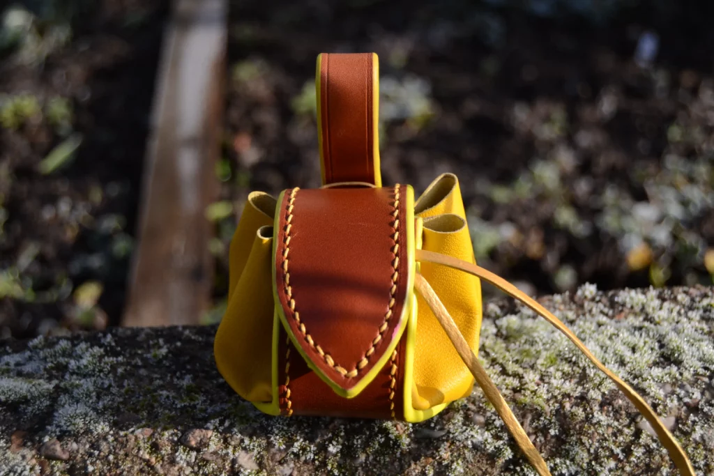 Bourse en cuir jaune, lacet doré. Avec un renfort en cuir couleur gold.