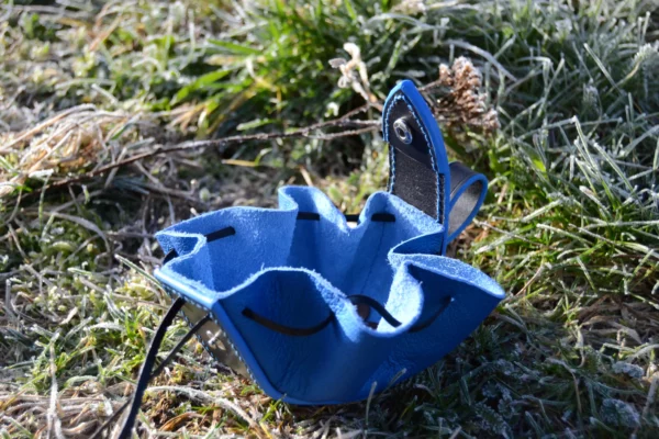 Bourse en cuir bleu métallisé, lacet noir. Avec un renfort en cuir couleur noir.