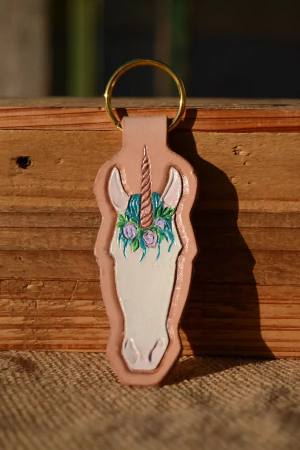 Porte-clés en cuir : tête de licorne, repoussé et peint à la main