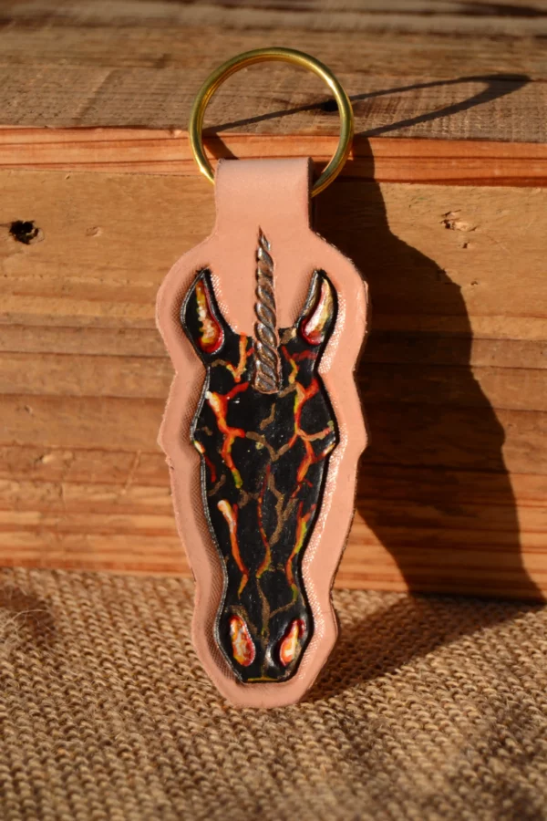 Porte-clés en cuir : tête de licorne, repoussé et peint à la main