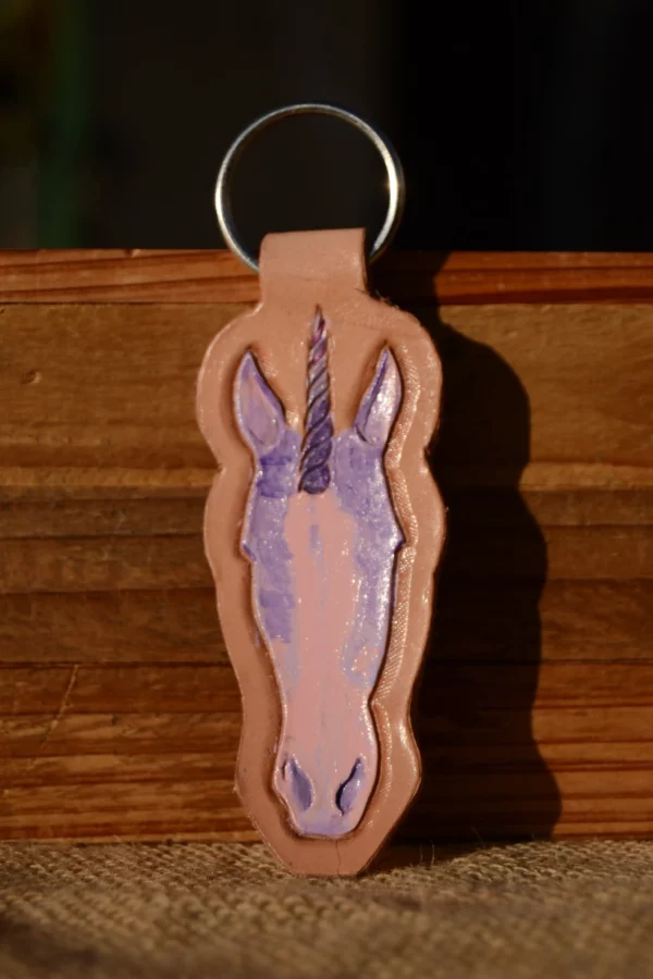 Porte-clés en cuir : tête de licorne, repoussé et peint à la main