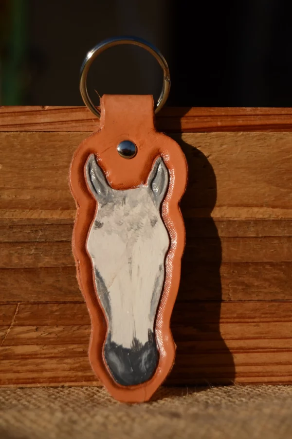 Porte-clés en cuir : tête de cheval, repoussé et peint à la main