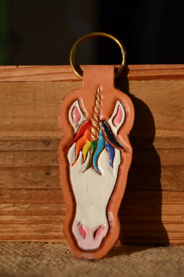 Porte-clés en cuir : tête de licorne, repoussé et peint à la main