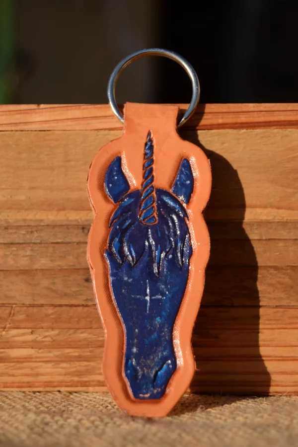 Porte-clés en cuir : tête de licorne, repoussé et peint à la main