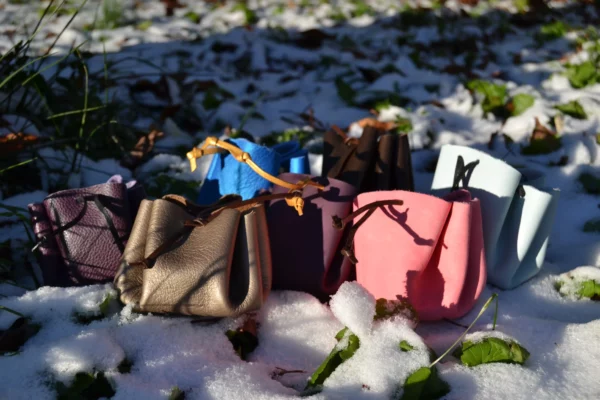 Bourse en cuir, fermée par un lacet