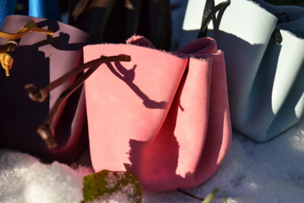Bourse en cuir, fermée par un lacet